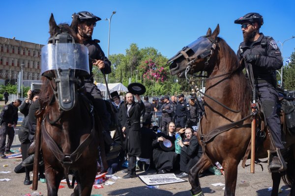 Sukob stotina ultraortodoksnih Židova s policijom zbog regrutiranja u vojsku