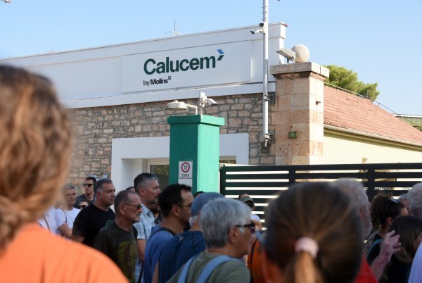 Prosvjed građana ispred tvornice cementa Calucem 16. kolovoza