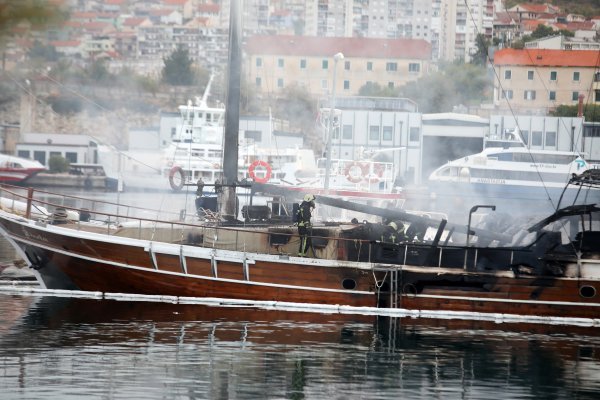 Požar na turističkom jedrenjaku
