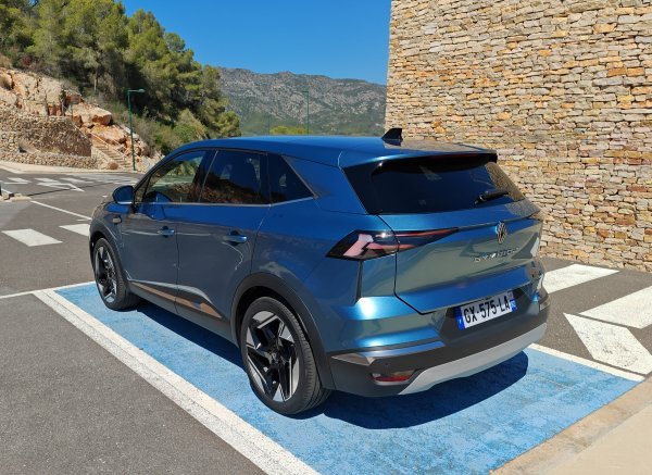 Renault Symbioz Iconic (plava Mercure) - dinamička premijera