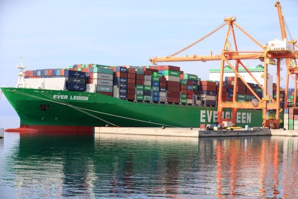 Kontejnerski brod u luci Rijeka