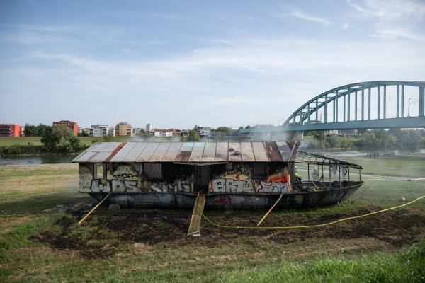 Vatrogasci gase požar na brodu Brazil