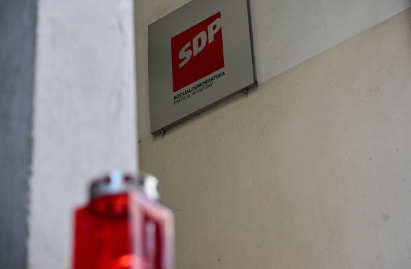 Ispred SDP-a postavljena crna zastava i lampion