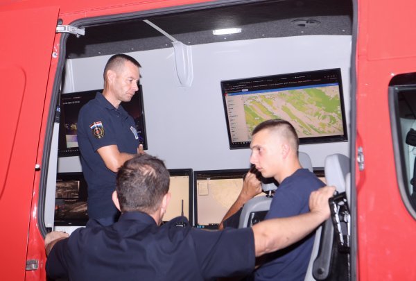 Vatrogasci i i zapovjednici vatrogasne zajednice u društvu Michaela Wegela