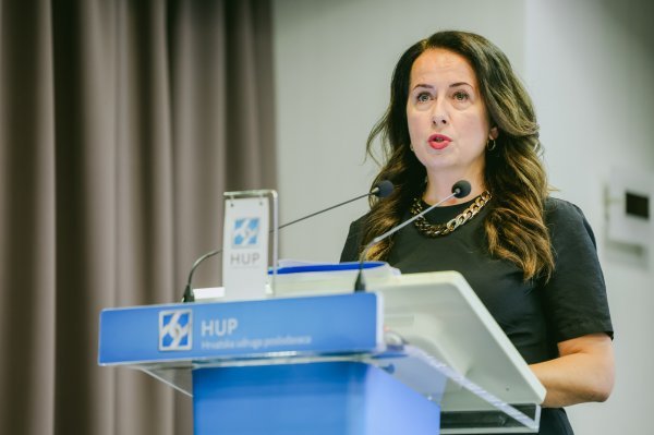 Irena Weber tvrdi da nije korektno da svi zaposleni na istim poslovima imaju istu plaću