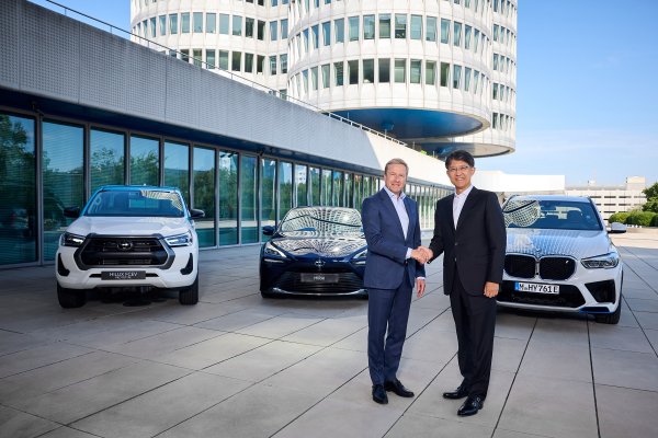 Toyota i BMW surađuju na promicanju vodikove tehnologije: Koji Sato, predsjednik Toyote, i Oliver Zipse, predsjednik Upravnog odbora BMW AG (lijevo)