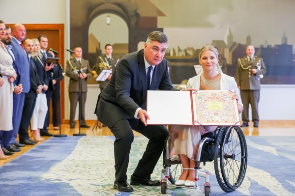 Anđela Mužinić prima odlikovanje od predsjednika Milanovića