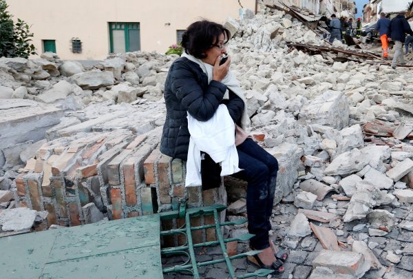Žena među ruševinama gradića Amatrice  