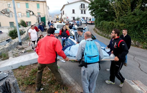 Iznošenje žrtava potresa ispod ruševina  