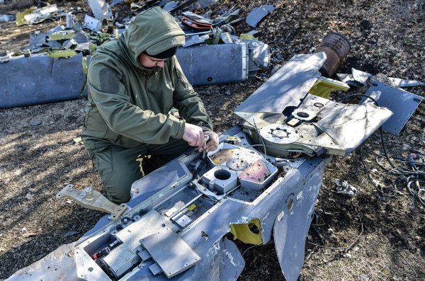 Ruski stručnjak novinarima na nepoznatoj lokaciji u Rusiji demonstrira strukturu neeksplodirane krstareće rakete dugog dometa francusko-britanske proizvodnje Storm Shadow koju je koristila Ukrajina tijekom ruske vojne operacije.