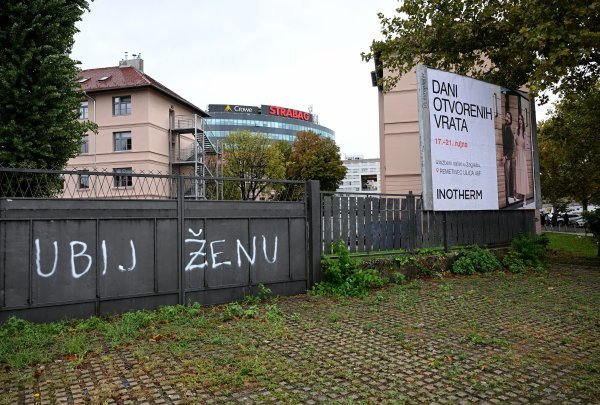 Grafit 'Ubij ženu' na izlogu na Trga bana Jelačića