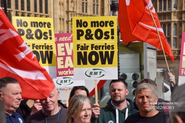Sindikati prosvjeduju ispred parlamenta
