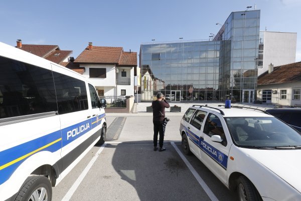 Josip Šarić - pretres kuće u Otoku i zgrade gradskog poglavarstva