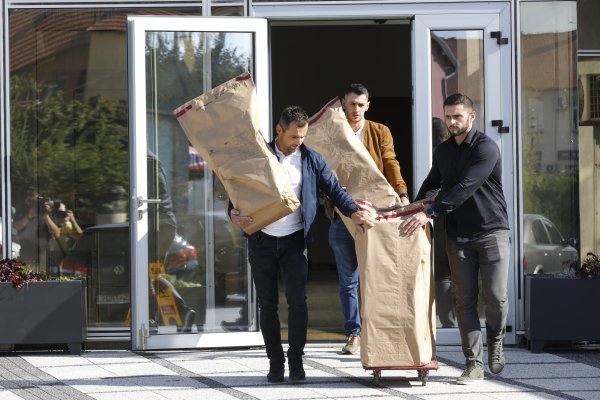 Josip Šarić - Istražitelji iznose dokumentaciju iz zgrade gradskog poglavarstva Otoka