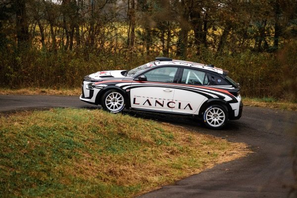 Carlos Tavares za volanom Lancije Ypsilon Rally4 HF na stazi Balocco