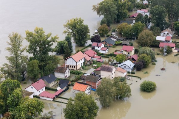 Pogled iz zraka na poplavljeno naselje Zeleni otok kod Batine