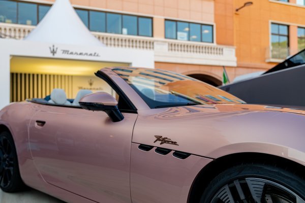 Maserati GranCabrio Folgore i gliser Tridente