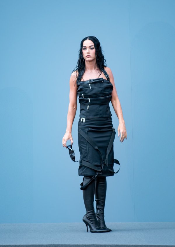 Katy Perry na reviji modne kuće Balenciaga