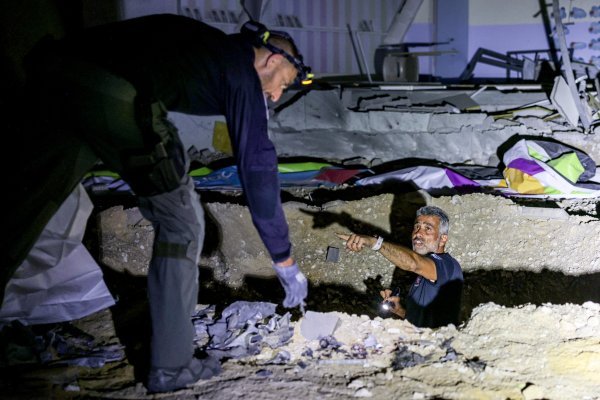 Oštećena škola u Gederi u iranskom napadu na Izrael