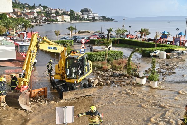 Bujica poplavila Podgoru tijekom jakog kišnog nevremena
