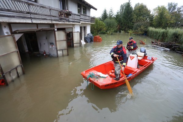 Poplavljeno naselje Brodarci uz rijeku Kupu, stanovnici spašavali  životinje