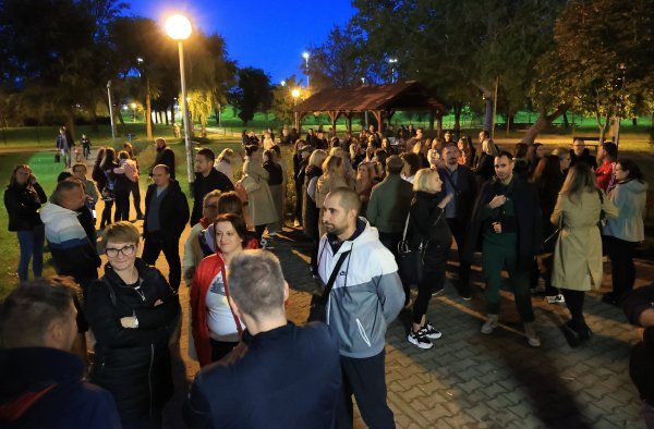 Okupljanje roditelja ispred osnovne škole Savski Gaj