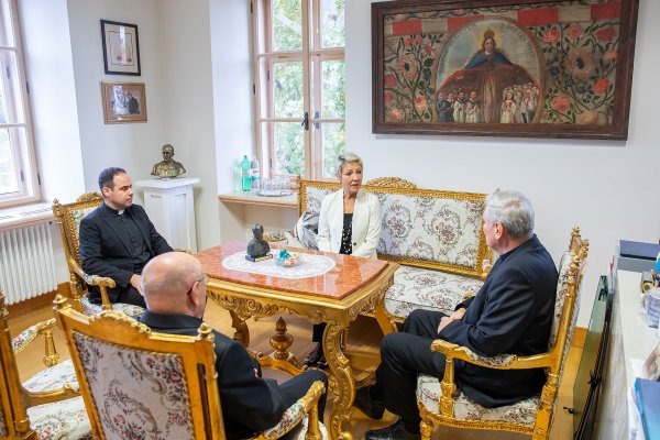 Srpska veleposlanica Jelena Milić kod sisačkog biskupa Košića