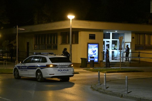 Policijski očevid nakon propucavanja stakla na Domu zdravlja na Knežiji