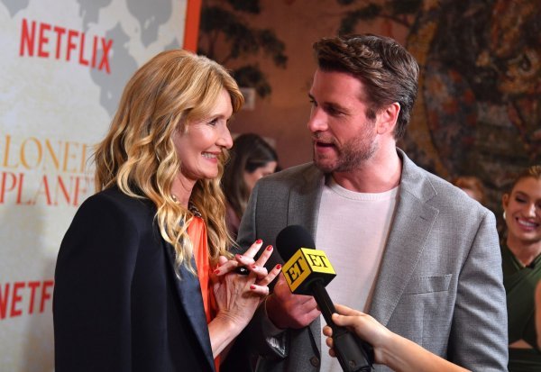 Laura Dern i Liam Hemsworth