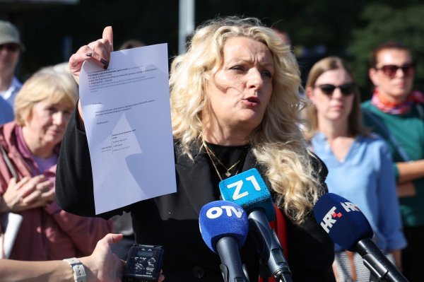 Prosvjed roditelja učenika Gimnazije Tituša Brezovačkog ispred Gradske uprave