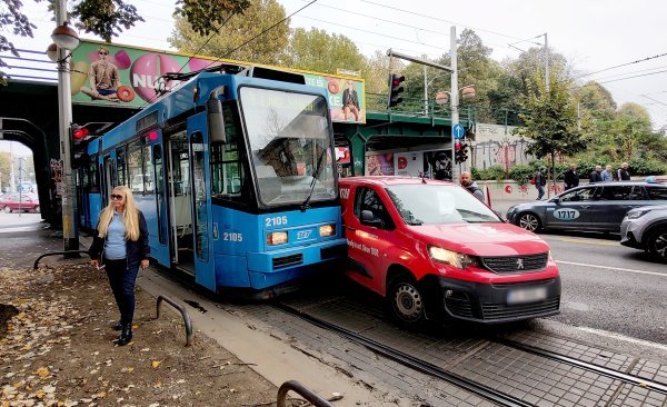 Sudar tramvaja i dostavnog vozila na Savskoj cesti u Zagrebu