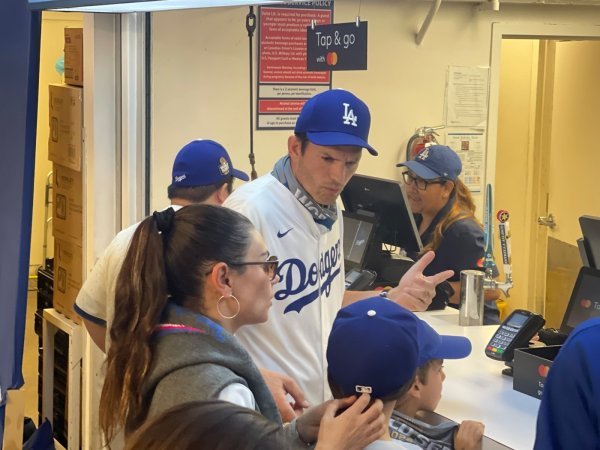 Ashton Kutcher i Mila Kunis s djecom