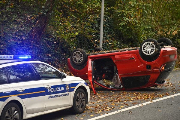 Auto završio na krovu na Tuškancu