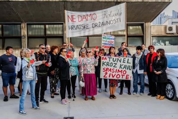 Split: Građanska inicijativa Spasimo Kozjak i Kaštela održala je prosvjed protiv gradnje tunela