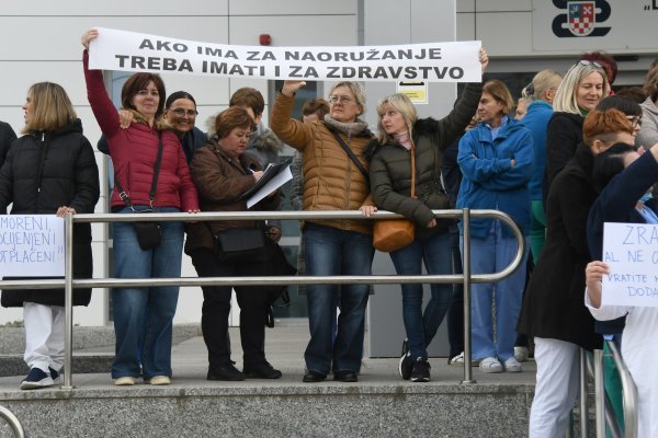 Štrajk zdravstvenih djelatnika ispred Opće bolnice Bjelovar
