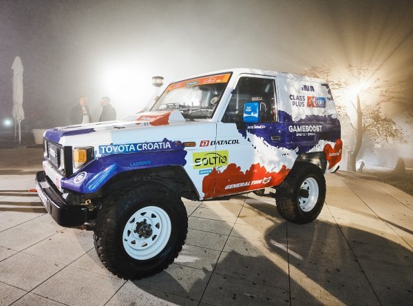 Dvije generacije Toyote Land Cruisera