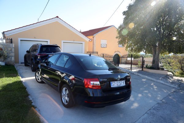 USKOK ispred kuće Saše Pozdera u Velikoj Glavi kod Skradina