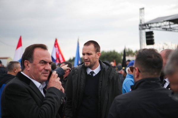 Okupljanje državnih poslanika u Škabrnji