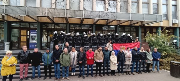 Oporba blokirala ulaz u zgrade