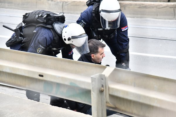 Beograd: Građani pokušali probiti kordon policije na Starom savskom mostu