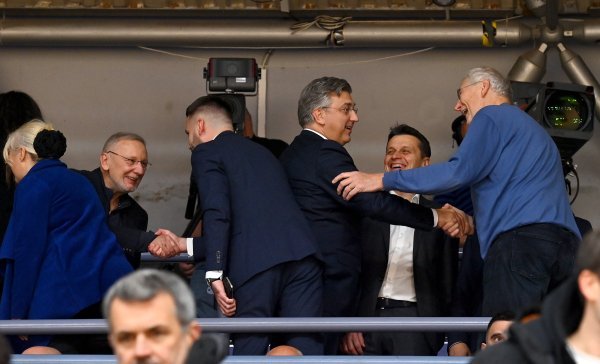 Andrej Plenković i Davor Božinović na košarkaškoj utakmici Hrvatska - BiH