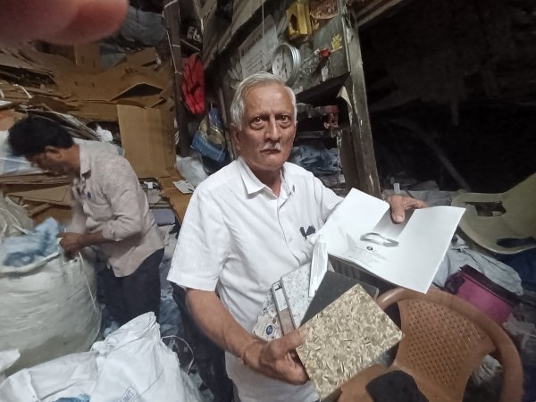 Upendra Jani s katalogom svoje robe: Nema čega nema, a od recikliranih tetrapaka proizvodi kuhinjska vrata i prozore 