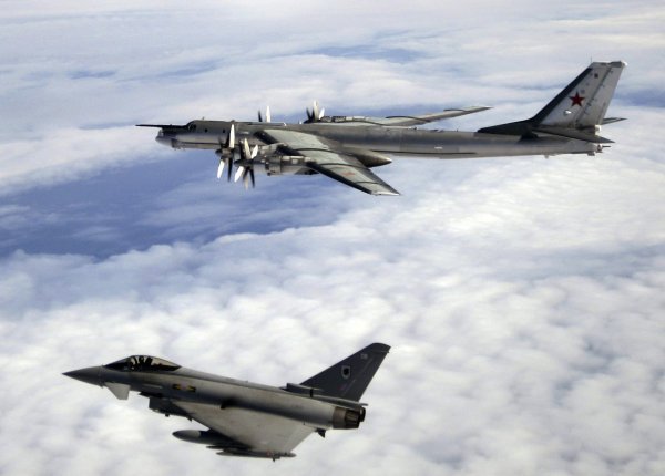 Britanski Typhoon ispraća ruski Tu-95 iznad sjevernog Atlantika