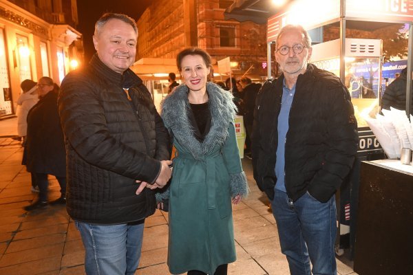 Milanović na prikupljanju potpisa u Zagrebu