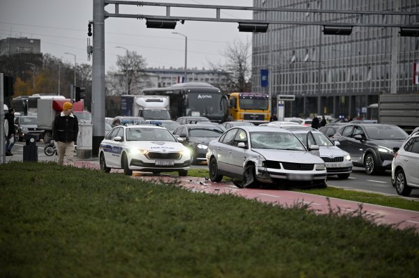 prometna nesreca na krizanju Vukovarske ulice i Ulice Hrvatske bratske zajednice.