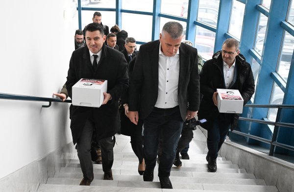 Miro Bulj predaje potpise