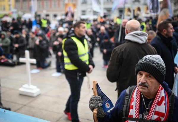 Molitva i protuprosvjed na Trgu bana Jelačića