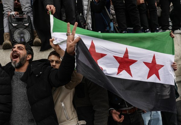 Pristaše sirijske oporbe koji žive u Turskoj slave pobunjeničko preuzimanje Damaska u džamiji Fatih u Istanbulu