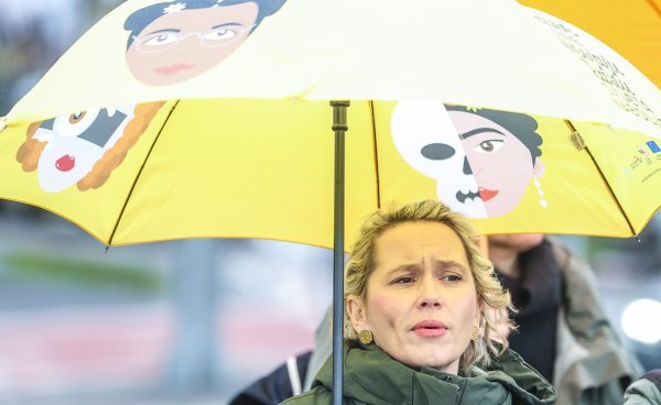Ivana Kekin ispred privatne klinike Dragana Primorca održala presicu o privatizaciji zdravstva