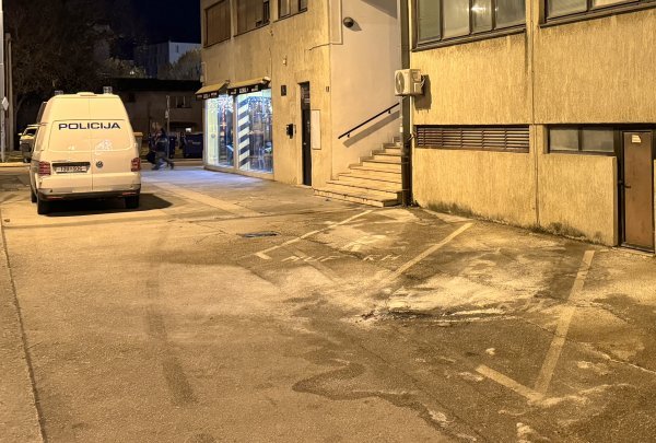 U Splitu zapaljen policijski auto